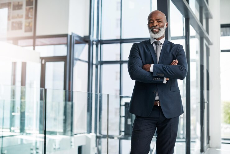Photo homme d'affaires mature et bras croisés avec portrait dans le bureau d'une agence juridique et pdg professionnel pour la justice entrepreneur heureux de la confiance en l'entreprise pour les litiges et le droit