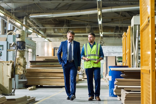 Homme d'affaires mature inspectant une usine moderne