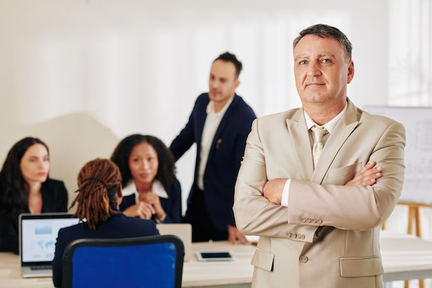 Homme d'affaires mature prospère