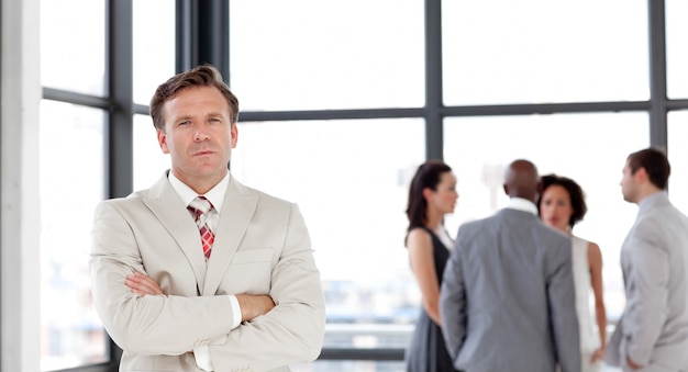 Homme d&#39;affaires mature et son équipe