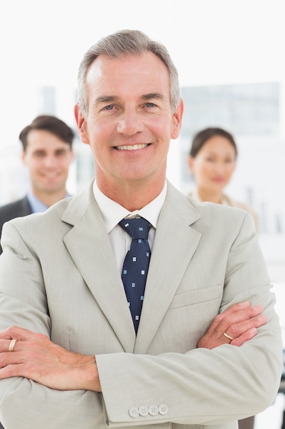 Homme d&#39;affaires mature, souriant à la caméra