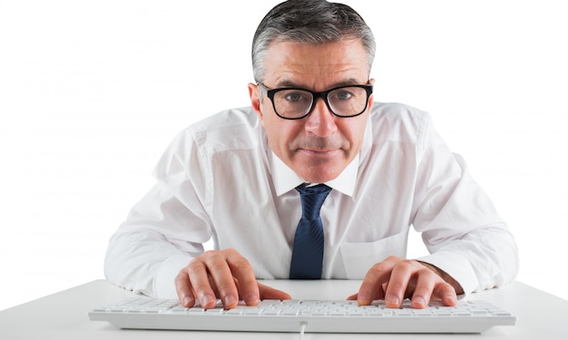 Homme d&#39;affaires mature en tapant sur le clavier