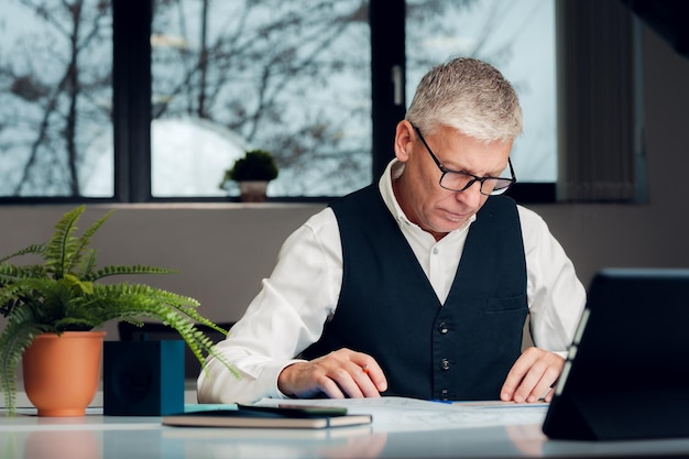 Homme d'affaires mature travaillant au bureau au bureau