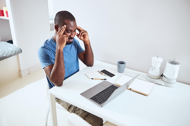 L'homme d'affaires médite avant de commencer une tâche