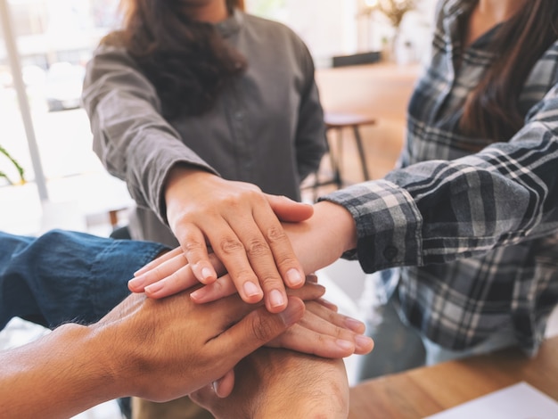 Homme d'affaires mettant leurs mains ensemble lors de la réunion