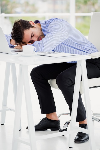 Homme affaires, mettre tête baissée, bureau