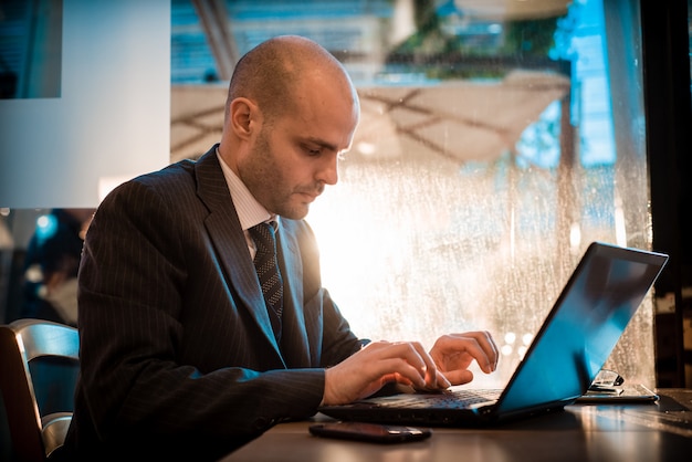 homme d&#39;affaires à la mode élégant et réussi