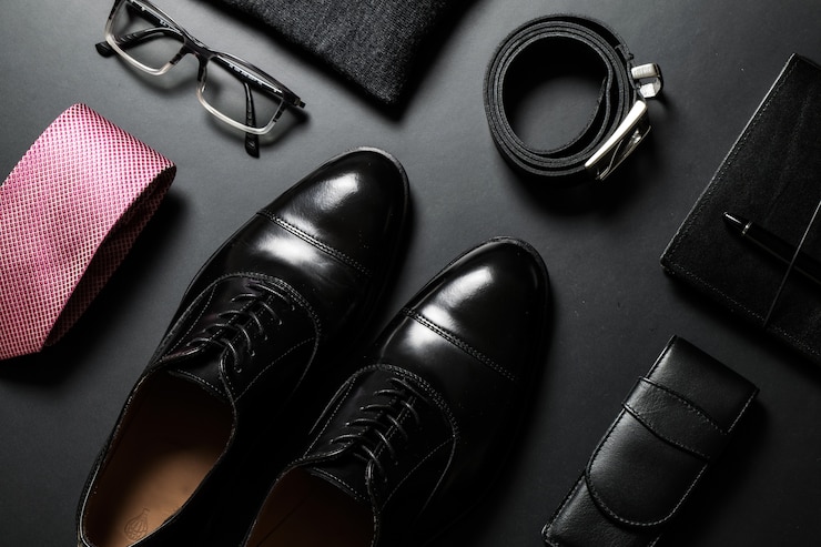 Photo homme d'affaires mode tenue plate-forme sur fond sombre