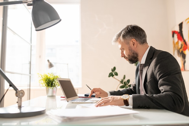 Homme d'affaires moderne au travail