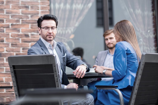 Homme d'affaires moderne sur le fond du café