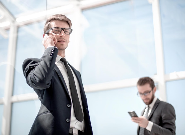 Homme d'affaires moderne parlant sur un téléphone mobile photo avec espace de copie