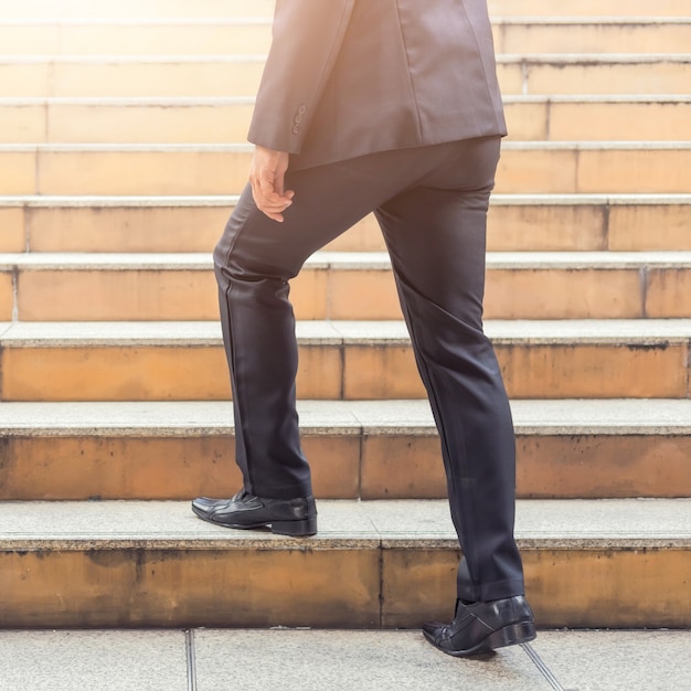 Homme d'affaires en montant les escaliers