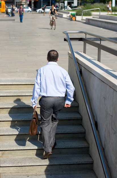 Homme d&#39;affaires monte les escaliers