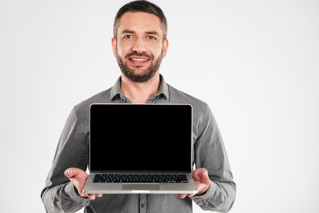 Homme d'affaires montrant l'affichage de l'ordinateur portable.