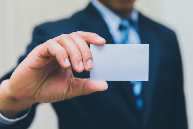 Homme d&#39;affaires montrant une carte de visite en costume