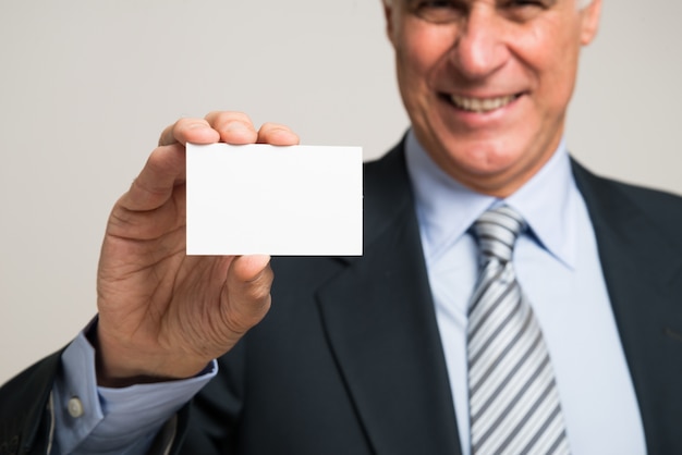 Homme d&#39;affaires montrant une carte de visite