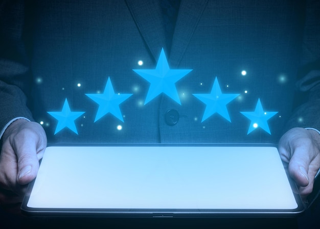 Homme d'affaires montrant une tablette avec un écran vide et des étoiles brillantes bleues sur l'écran vide Image pour la présentation Illustration de rendu 3D