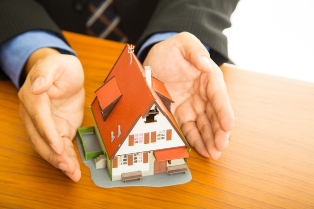 Un homme d'affaires montre une bonne propriété avec une propriété immobilière immobilière.