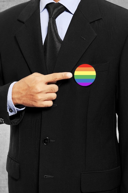 Homme d&#39;affaires montre sa broche de drapeau gay