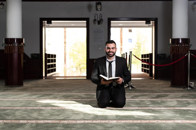 Homme d'affaires musulman faisant la prière traditionnelle à Dieu Allah dans la mosquée