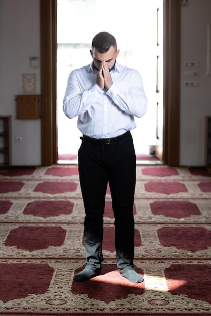 Homme d'affaires musulman priant dans la mosquée
