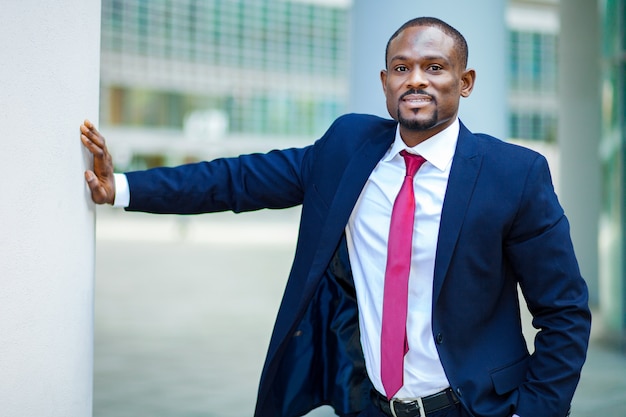 Homme d&#39;affaires noir confiant en plein air