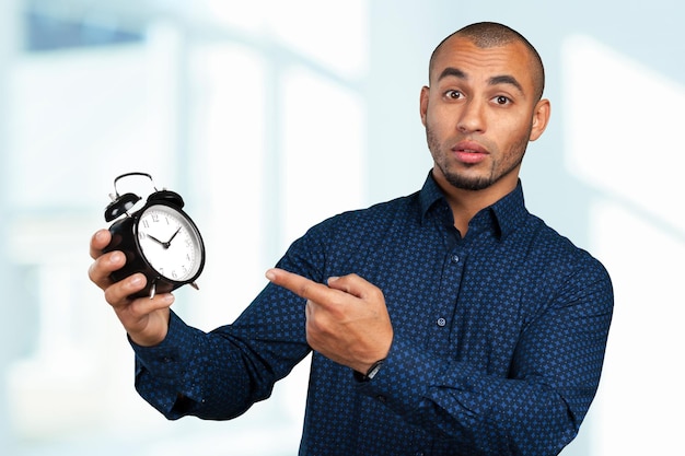 Homme d&#39;affaires noir avec horloge