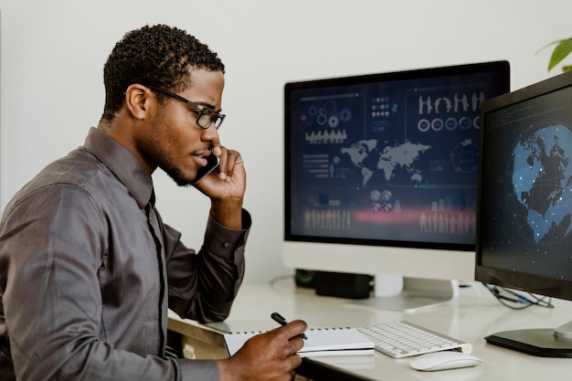 Homme d'affaires noir parlant au téléphone