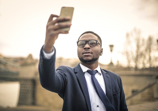 Homme d&#39;affaires noir prenant une photo