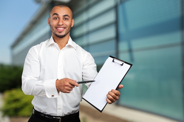 Homme d&#39;affaires noir avec le presse-papier