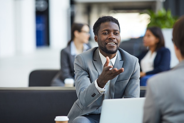 Homme d'affaires noir rencontre avec partenaire dans le hall