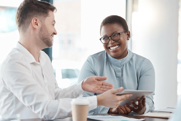 Photo homme d'affaires noir riant et tablette dans une réunion de marketing numérique ou une planification de stratégie de collaboration de travail d'équipe souriez des gens créatifs heureux ou excités sur la technologie pour le succès du budget de bureau