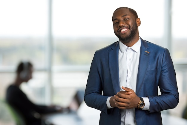 Homme d'affaires noir souriant au bureau. homme américain en costume de bonne humeur