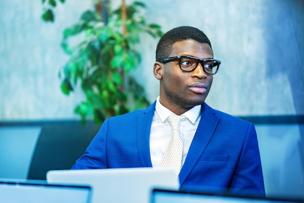 Homme d'affaires noir travaillant au bureau