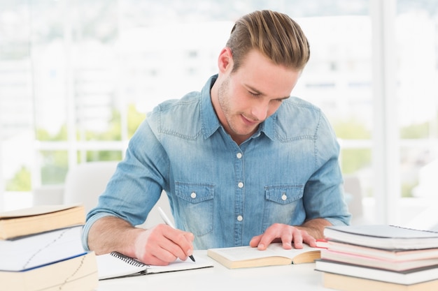 Homme d&#39;affaires occasionnel étudie à son bureau