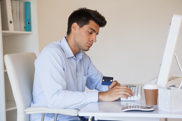 Homme d&#39;affaires occasionnel, magasinage en ligne à son bureau