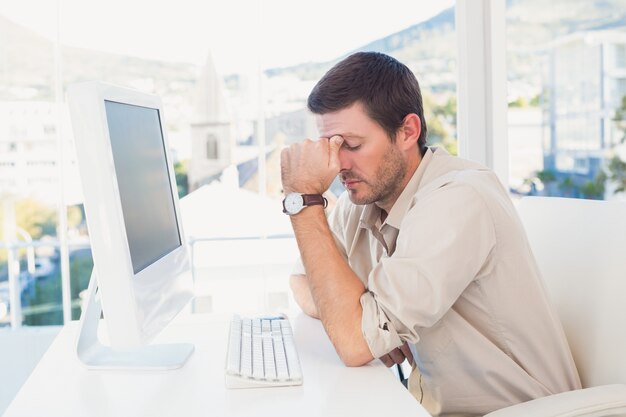 Homme d&#39;affaires occasionnel s&#39;ennuie à son bureau