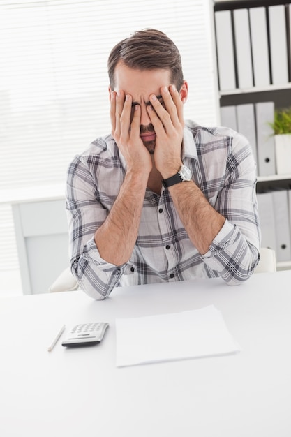 Homme d&#39;affaires occasionnel se sentant stressé à son bureau