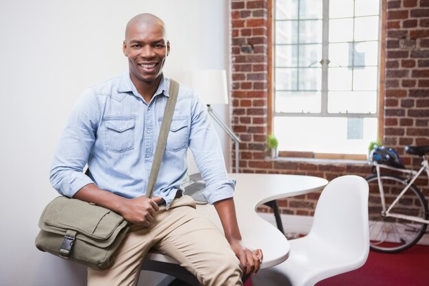 Homme d&#39;affaires occasionnel, souriant à la caméra