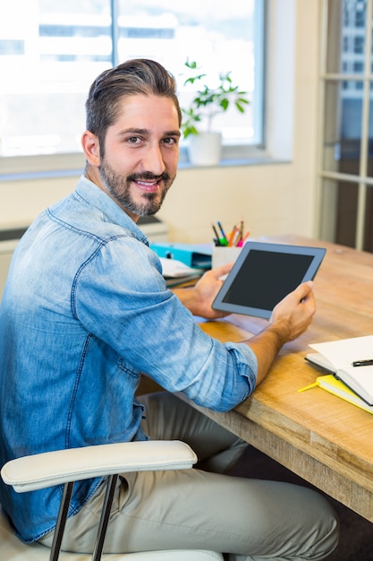 Homme d&#39;affaires occasionnel travaillant à son bureau avec tablette