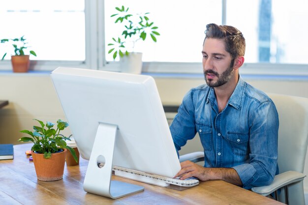 Homme d&#39;affaires occasionnel travaillant à son bureau