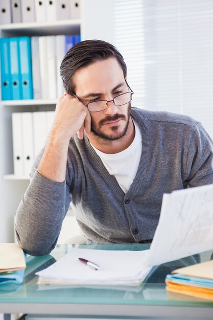 Homme d&#39;affaires occasionnel travaillant à son bureau