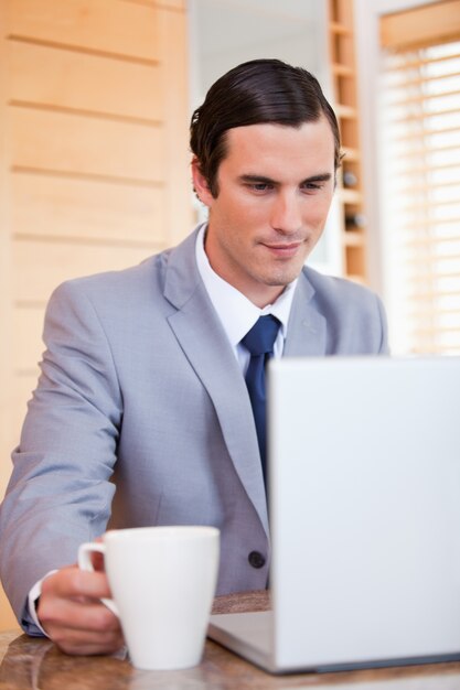 Homme d&#39;affaires avec ordinateur portable et café