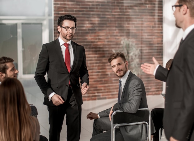 Un homme d'affaires organise un séminaire pour les employés de l'entreprise et de l'éducation