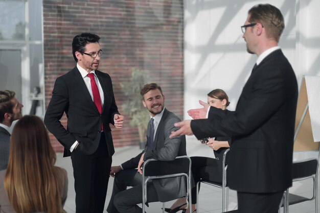 L'homme d'affaires organise un séminaire pour les employés de l'entreprise