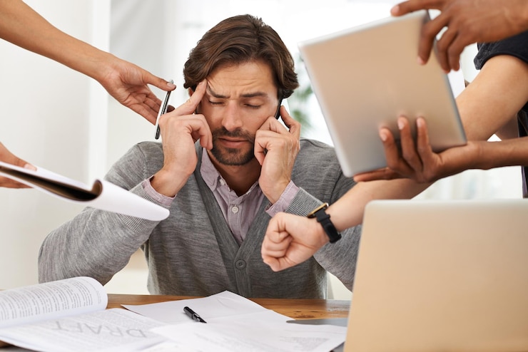 Photo homme d'affaires paperasse et technologie avec des mains chaos et frustré sur le lieu de travail pour le multitâche personne masculine maux de tête et surmené avec des documents technologiques numériques et stressé pour le délai