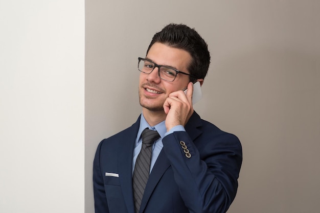 Homme d'affaires parlant au téléphone au bureau