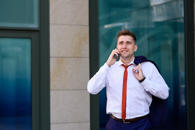 Homme d&#39;affaires parlant au téléphone et souriant.