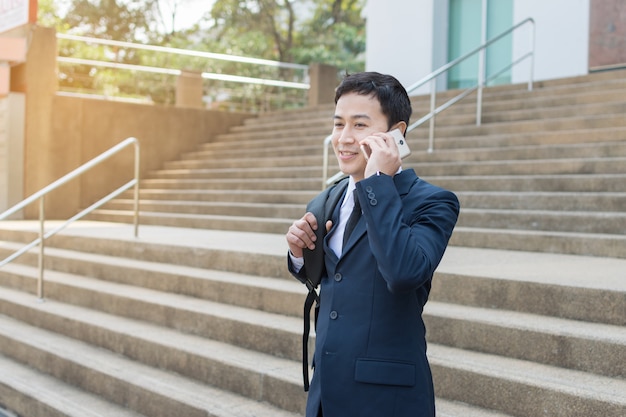 Homme D'affaires Parlant Au Téléphone