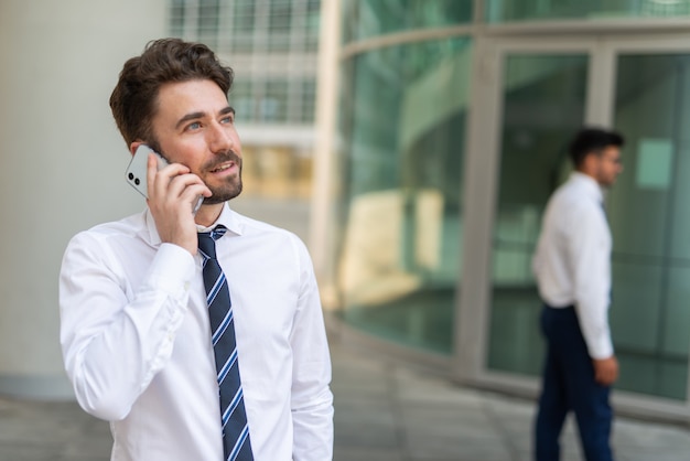 Homme d'affaires parlant au téléphone